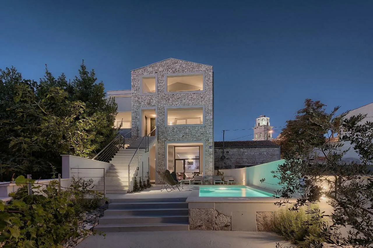 Casa Mia Apartments contacts